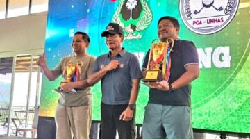 Turnamen Golf Rektor Unhas Cup II 2025 Berlangsung Sukses, Rektor Jamaluddin Jompa Terima Bantuan Dana Abadi Rp 150 Juta